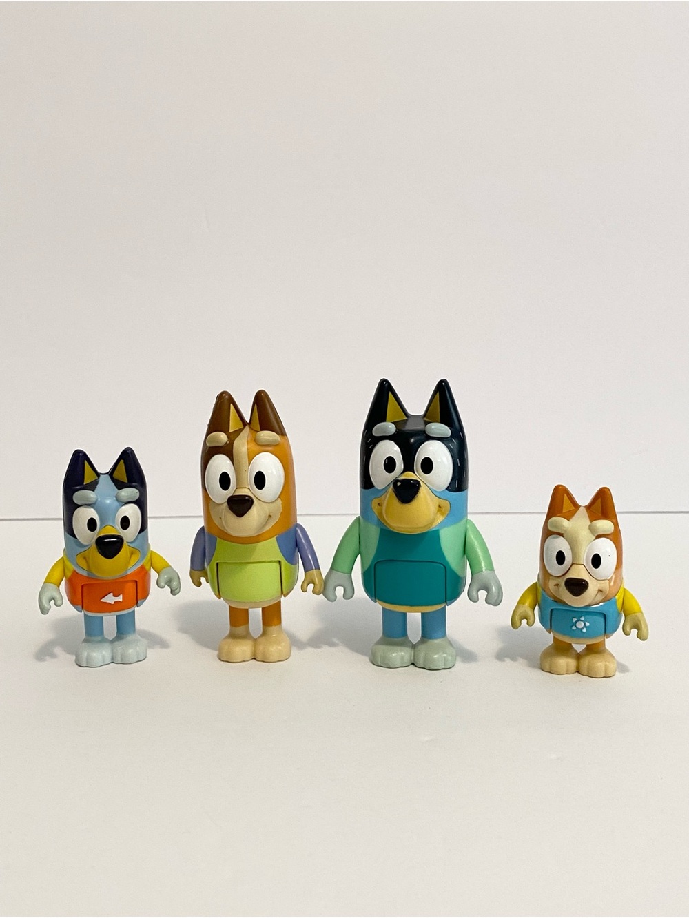 Bluey Playset Family Beach Day Figures Bathing Suit Bingo Chilli Bandit Toy Set